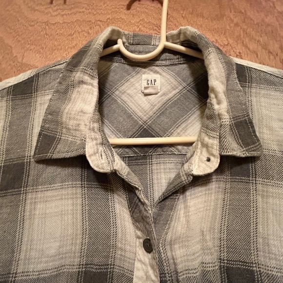 GAP Women's Black and Gray Plaid Button Down Shirt - Picture 5 of 6